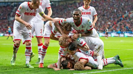 Derbysieg! Die Kölner bejubeln das Tor zum 2:1 durch Dominic Maroh (unten). 