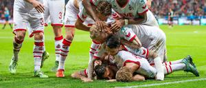 Derbysieg! Die Kölner bejubeln das Tor zum 2:1 durch Dominic Maroh (unten). 