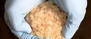 Zerstörerische Kristalle. Der Konsum von Crystal Meth kann verheerende körperliche, psychische und soziale Folgen haben - trotzdem probieren immer mehr Deutsche die Droge.