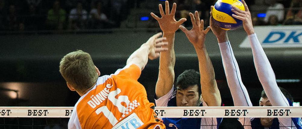 Szene auf dem dramatischen vierten Finale der vergangenen Play-offs. Die Volleys verloren das Heimspiel denkbar knapp und anschließend im fünften Spiel dann auch den Titel.