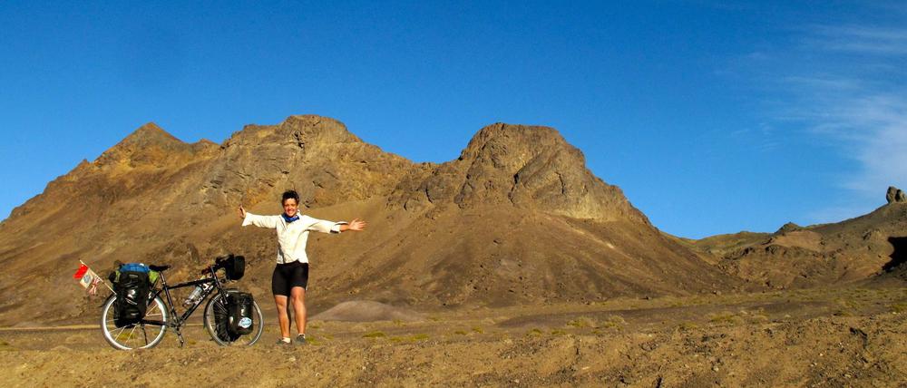 Sarah Outen mit ihrem Fahrrad in der Wüste Gobi (Mongolei). Am 03. November 20015 ist die Abenteurerin von ihrer vierjährigen Weltumrundung nach London zurückgekehrt. 