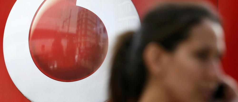 Der britische Mobilfunkanbieter Vodafone legt beim Gewinn zu.