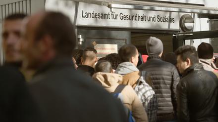 Die Flüchtlingsschlangen bescherten den Mitarbeitern im Lageso massig Überstunden.