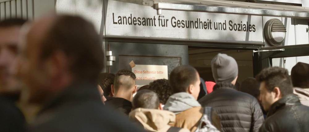 Die Flüchtlingsschlangen bescherten den Mitarbeitern im Lageso massig Überstunden.