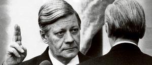 Helmut Schmidt bei seiner Vereidigung als Bundeskanzler. 