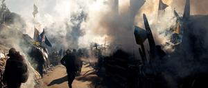 Tage des Aufruhrs. Demonstranten lassen den Maidan in Rauchschwaden verschwinden. In der Ukraine begann eine neue Zeitrechnung. Auch für Hromadske TV war die Zeit prägend. Der Sender ging an den Start und wurde zum Sprachrohr des Euromaidan.