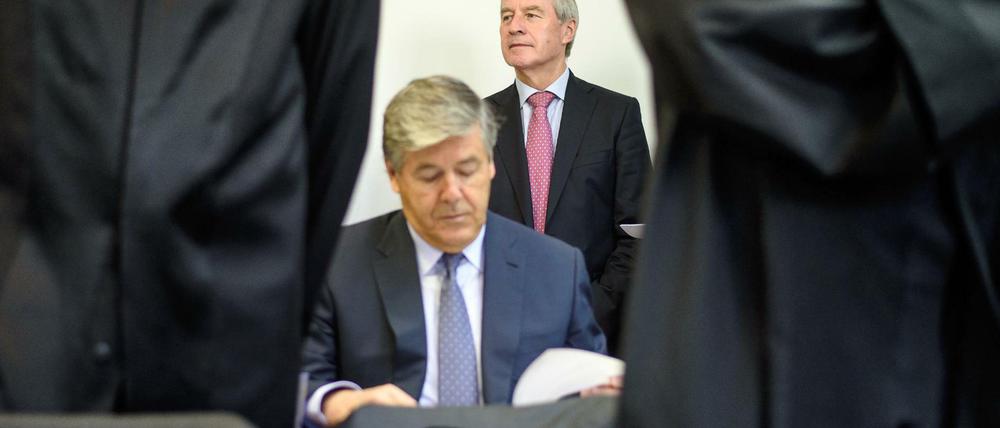 Gegen das Gesetz? Der ehemalige Vorstandsvorsitzende der Deutschen Bank, Josef Ackermann (vorne), muss sich vor Gericht verantworten. 
