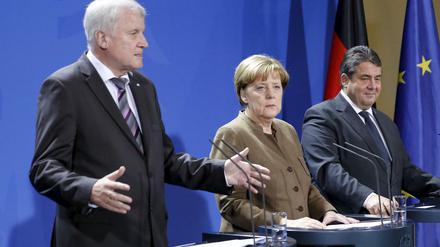 Große Herausforderung. Horst Seehofer, Angela Merkel und Sigmar Gabriel haben am Donnerstagabend ihren neuen Asylkompromiss erklärt.