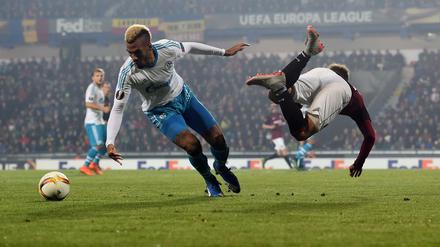 Schalkes Eric Maxim Choupo Moting (l.) gegen Lukas Marecek.