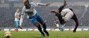 Schalkes Eric Maxim Choupo Moting (l.) gegen Lukas Marecek.