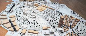 Der Stockholm Royal Seaport ist ein Riesenprojekt mit 6000 Wohnungen, 35.000 Büroarbeitsplätzen und einem Investitionsvolumen von 2,3 Milliarden Euro. Dunkle Gebäude sind geplante oder schon errichtete Neubauten. Das Hochhaus entsteht an der Stelle eines alten Gasometers, die verdichtete Bauweise war sehr umstritten. Das Gebäude ganz oben mit den abgerundeten Kanten ist ein Biomassekraftwerk. Es soll das letzte Kohlekraftwerk Stockholms (darunter, mit den weißen Schornsteinen) ersetzen. 