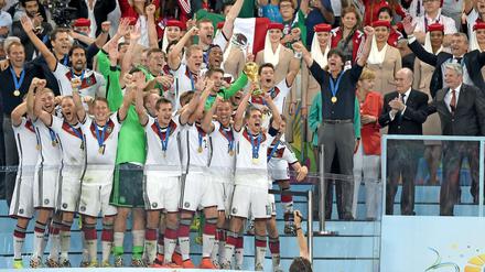 Die Nationalmannschaft bejubelt in Rio den WM-Sieg, Wolfgang Niersbach (r.) ist ganz nah dran.