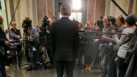 Erklärungsbedarf. Bundesinnenminister Thomas de Maiziere (CDU), hier im Bundesrat, steht in der Flüchtlingskrise wieder einmal im Zentrum der öffentlichen Aufmerksamkeit.