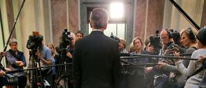 Erklärungsbedarf. Bundesinnenminister Thomas de Maiziere (CDU), hier im Bundesrat, steht in der Flüchtlingskrise wieder einmal im Zentrum der öffentlichen Aufmerksamkeit.