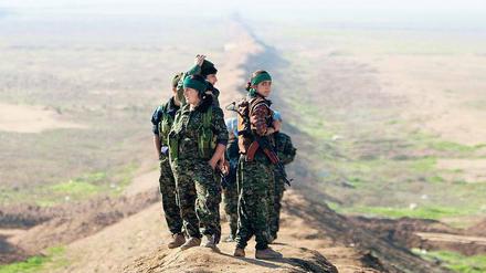Kurdische Kämpferinnen an der syrischen Grenze