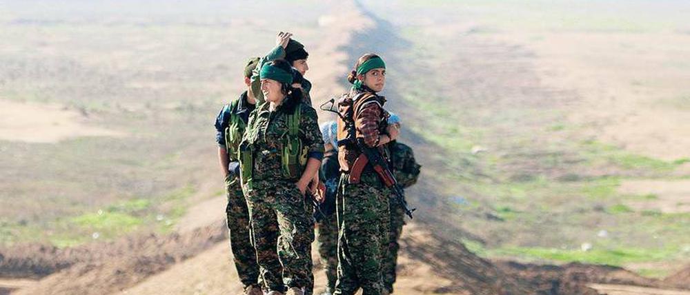 Kurdische Kämpferinnen an der syrischen Grenze