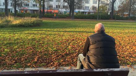 Thomas S. hat bereits tausende Stolpersteine fotografiert. Erkannt werden möchte er nicht - wegen der Rechtsextremen.