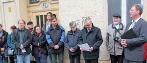 Aus Anlass der Neuverlegung gab es eine Gedenkstunde vor dem Haus Lutherstraße 13.