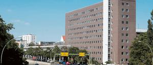 Das alte Bürogebäude der Landesbank Berlin an der Bundesallee. Dort werden inzwischen neu ankommende Flüchtlinge registriert.