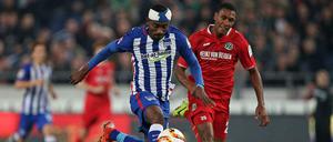 Auf und davon. Salomon Kalou war von Hannover (hier mit Marcelo) nicht zu halten. 
