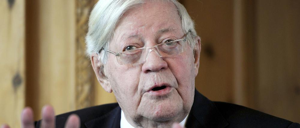 (FILE) Former German Chancellor Helmut Schmidt speaks during a luncheon at the Axel Springer publishing house in Berlin, September 29, 2010. The former head of state took part in the unveiling of a bronze statue of former US President George Bush to stand along side statues of former Soviet President Michail Gorbachev and Chancellor Helmut Kohl at the Springer's Berloin headquarters, some days ahead of the 20th anniversary of Germany's reunification on October 3. Photo: Odd Andersen/dpa (zu: "Helmut Schmidt gestorben" vom 10.11.2015) +++(c) dpa - Bildfunk+++