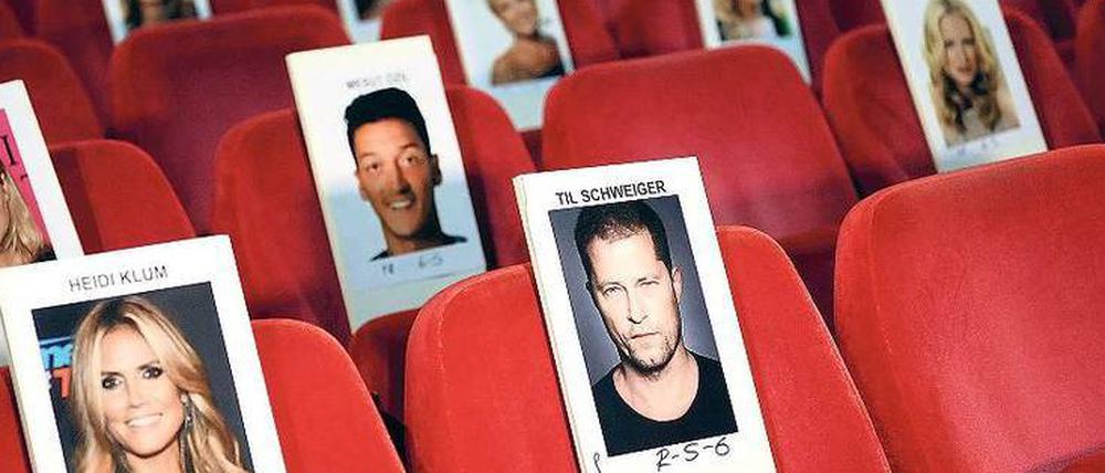 Reserviert. Als Platzhalter und zur Orientierung stehen auf den roten Sesseln im Stage Theater große Bilder der Gäste, die am Donnerstagabend dort Platz nehmen sollen.