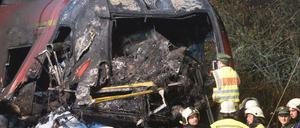 Völlig zerstört wurde der Triebwagen des Regionalzuges, der am späten Donnerstag Sonntagabend an einem Bahnübergang in Freihung in der Oberpfalz mit einem Schwertransporter kollidierte.