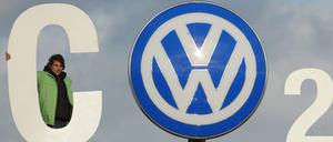 Greenpeace-Aktivisten stehen mit einem CO2 Banner über dem Werkstor von Volkswagen in Wolfsburg.