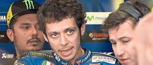 Ein Mann sucht Rat. Motorrad-Legende Valentino Rossi hat im letzten Rennen der Saison die schlechteste Ausgangsposition. 