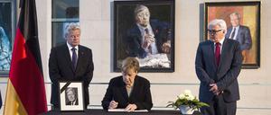 Kanzlerin Angela Merkel, Bundespräsident Joachim Gauck und Außenminister Frank-Walter Steinmeier haben sich am Mittwochmorgen im Kanzleramt in das Kondolenzbuch für Helmut Schmidt eingetragen.