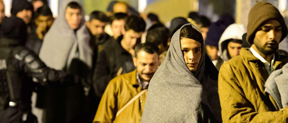 Warten in der Kälte. Einwanderer vor einem Flüchtlingsaufnahmezentrum in Sentilj.