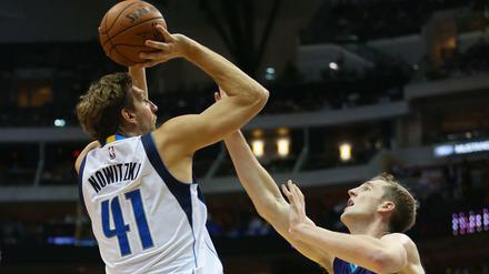 Dirk Nowitzki (l.) verliert mit den Dallas Mavericks gegen Cody Zeller und die Charlotte Hornets.