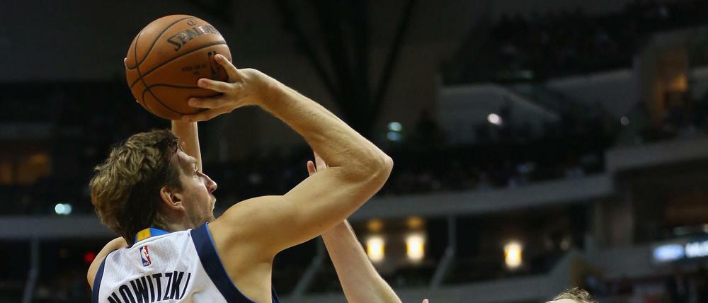Dirk Nowitzki (l.) verliert mit den Dallas Mavericks gegen Cody Zeller und die Charlotte Hornets.