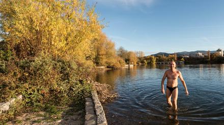 Unerschrockene können dieser Tage sogar noch baden gehen, wie hier in Freiburg. 