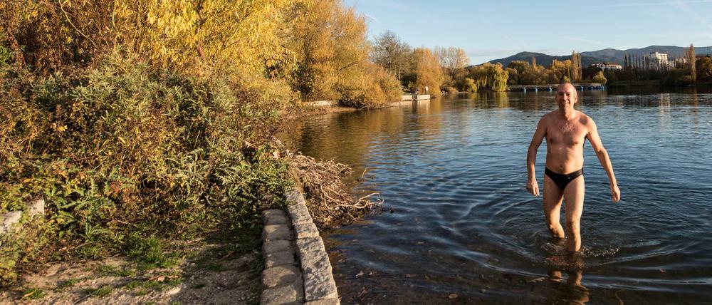 Unerschrockene können dieser Tage sogar noch baden gehen, wie hier in Freiburg. 