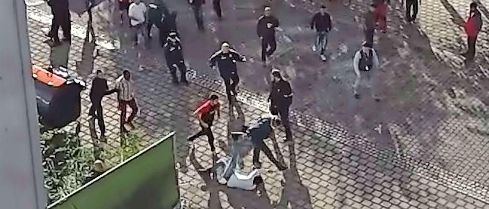 Wachmänner einer Erstaufnahmeeinrichtung in Dresden treten einen Asylbewerber. Die Sächsische Zeitung stellte das Video ins Netz.