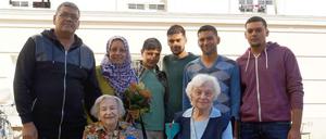 Anita Reimann und Hildegard Budtke (vorne links und rechts) mit der Flüchtlingsfamilie Muaad im früheren Rathaus Wilmersdorf.