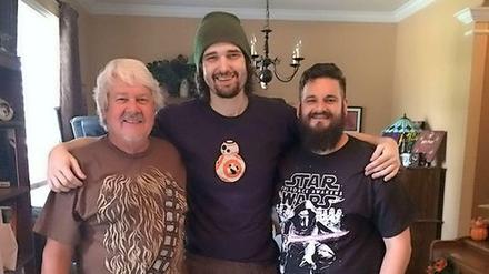 Der Krebskranke Daniel Fleetwood mit zwei Freunden. 