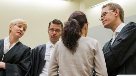 Hier noch zugewandt, inzwischen einander abgeneigt: Beate Zschäpe (von hinten) mit ihren ersten Verteidigern (v.l.) Anja Sturm, Wolfgang Stahl und Wolfgang Heer.