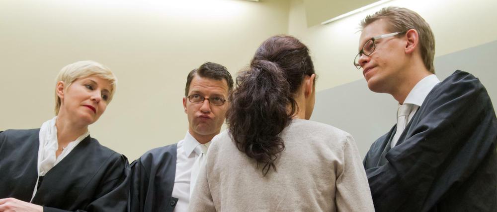 Hier noch zugewandt, inzwischen einander abgeneigt: Beate Zschäpe (von hinten) mit ihren ersten Verteidigern (v.l.) Anja Sturm, Wolfgang Stahl und Wolfgang Heer.