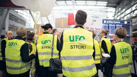 Proteststimmung. Flugbegleiter der Lufthansa streiken am Freitag am Flughafen in Düsseldorf.
