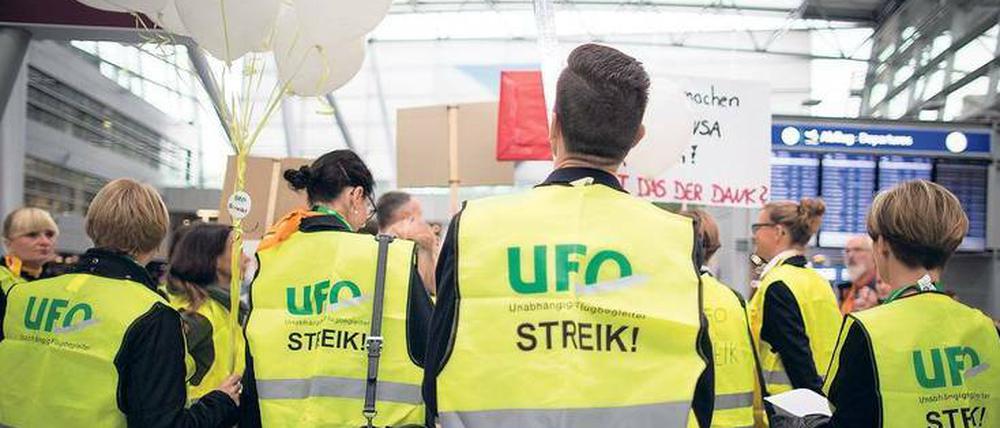 Proteststimmung. Flugbegleiter der Lufthansa streiken am Freitag am Flughafen in Düsseldorf.