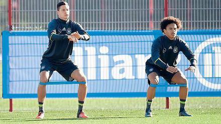 Gummitwist. Julian Draxler (links) und Neuling Leroy Sané trainieren für einen Einsatz im Länderspiel am Freitag gegen Frankreich in Paris. 