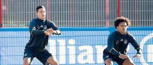 Gummitwist. Julian Draxler (links) und Neuling Leroy Sané trainieren für einen Einsatz im Länderspiel am Freitag gegen Frankreich in Paris.