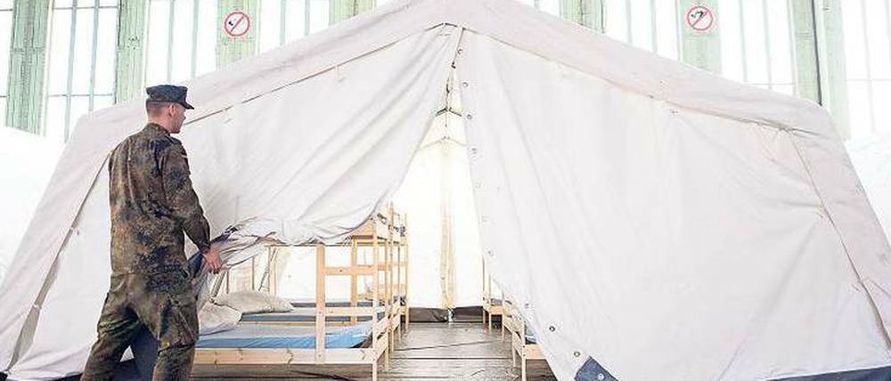 Schlafstatt auf Zeit. So lange ist es gar nicht her, dass der Flughafen Temeplhof als ungeeignet für die Unterbringung von Flüchtlingen galt. Mittlerweile wohnen hier viele hundert Menschen.