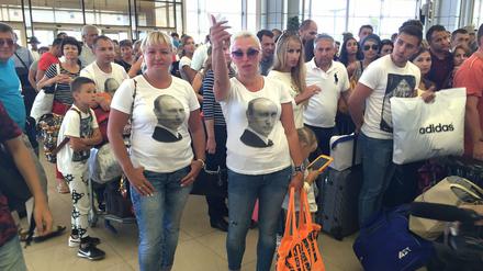 Zwei Frauen mit T-Shirt mit einem Porträt von Russlands Präsident Wladimir Putin warten im Andrang vor der Sicherheitskontrolle am Freitag am Flughafen von Scharm el Scheich, Ägypten. Am 04.11. hatte die britische Regierung aus Angst vor Terroranschlägen alle Flüge zwischen dem Urlaubsort am Roten Meer und Großbritannien gestoppt.