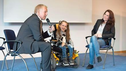 Die muskelkranke Lea mit ihrer Mutter im Gespräch mit TV-Moderator Johannes B. Kerner beim 50. Geburtstag der DGM.