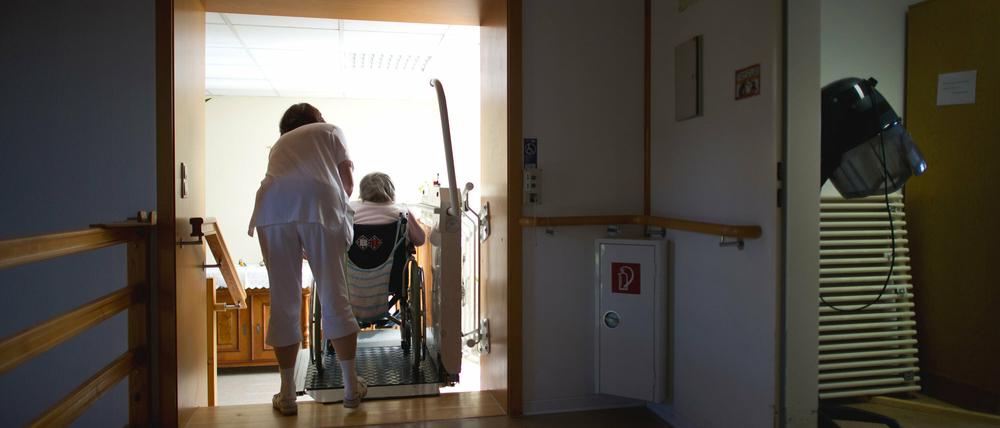 Wenig Personal, viel Arbeit. Auch nachts benötigen viele Pflegeheimbewohner Hilfe.