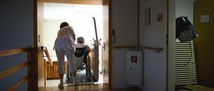  Wenig Personal, viel Arbeit. Auch nachts benötigen viele Pflegeheimbewohner Hilfe.