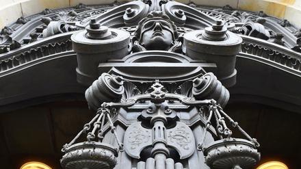 Die Justitia am Eingang zum neubarocken Gebäude vom Kriminalgericht Moabit. In dem Gebäudekomplex befinden sich auch die Strafkammern vom Landgericht Berlin. 